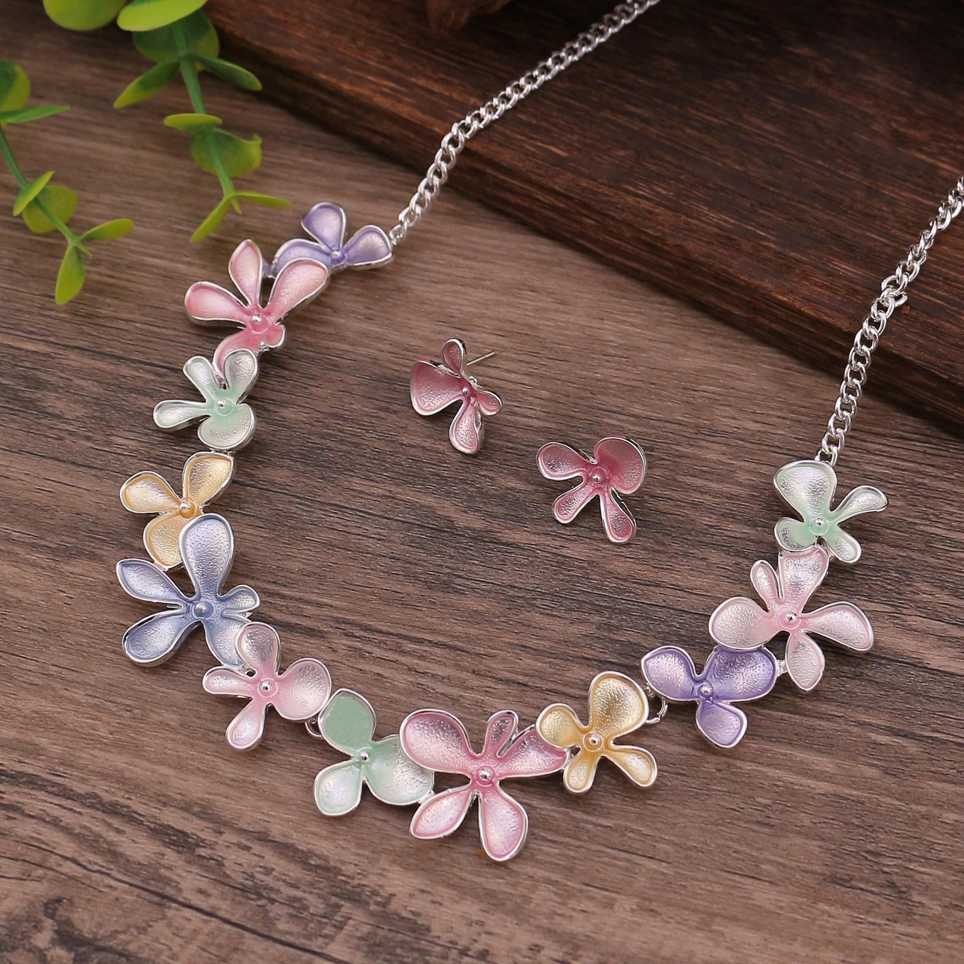 

Цветной масляный набор серег-пусетов и ожерелья с цветами, универсальная женская лепестковая шейная цепочка и серьги-пусеты.