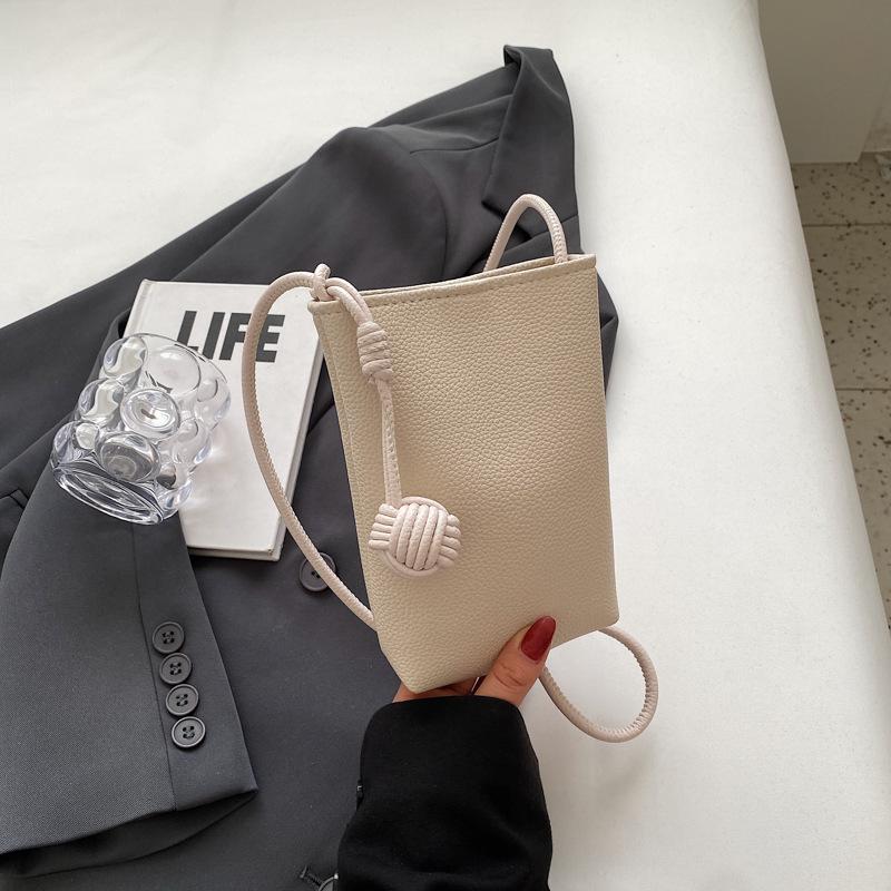 

Нишевый дизайн, простая текстура, маленькая квадратная сумка 2025 весна новая модная тенденция женская наплечная сумка-мессенджер