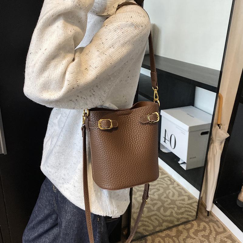 Retro bucket bag women's autumn and winter new casual simple texture messenger bag fashionable commuter shoulder bag women