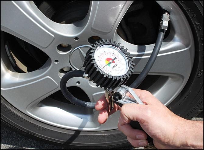 YT-2370 YATO Tire Inflator with Pressure Gauge