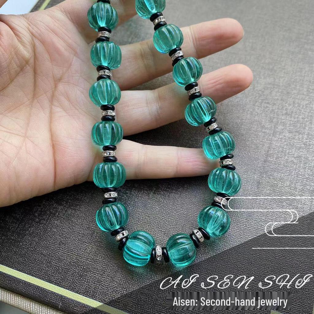 Vintage Kürbis Perlen Schmuckset: Ohrringe, Halskette, Armband und Ohrhaken im Retro-Nischen-Design.