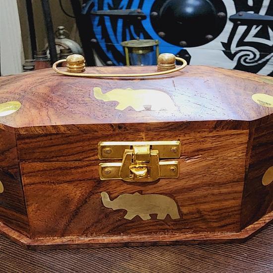 Vakkert stylistdesign av tre Håndlaget smykkeskrin i tre og messing. Julegave