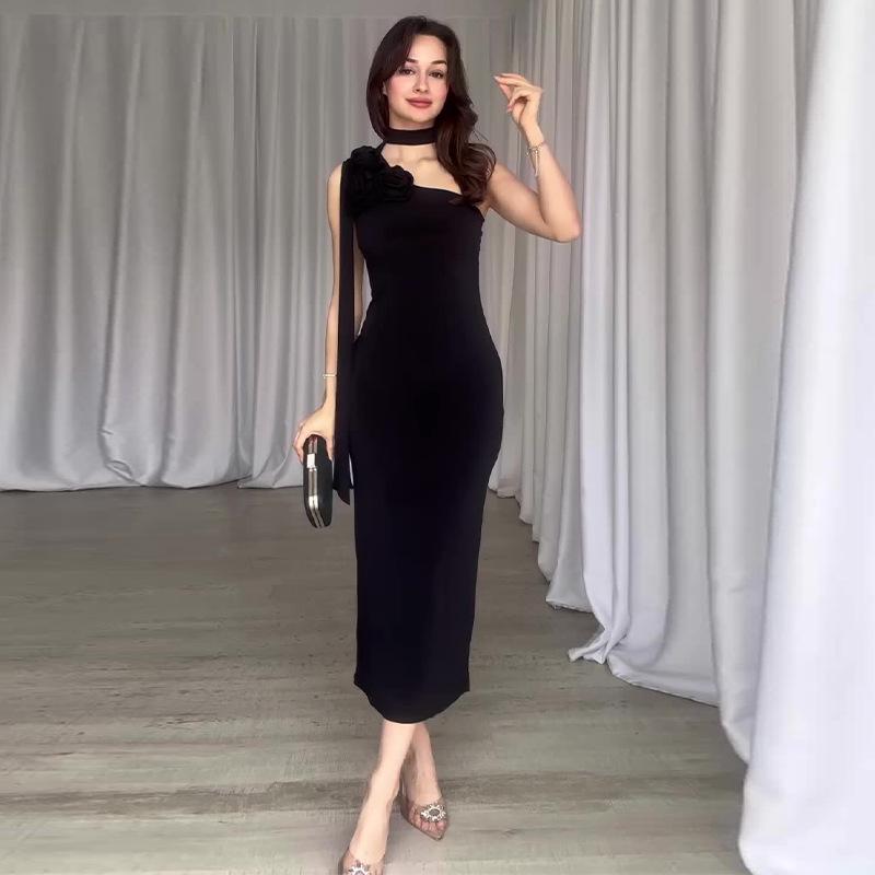 

Летнее женское длинное платье с асимметричным вырезом горловины, 3D-цветком и облегающим бедра силуэтом X-Small чёрный