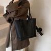 Retro texture work new fashion casual large capacity student shoulder underarm tote bag women