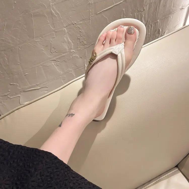 Fashion Women's flip flops for summer fashion 2025 new flat bottomed toe clip on internet famous sandals beach shoes