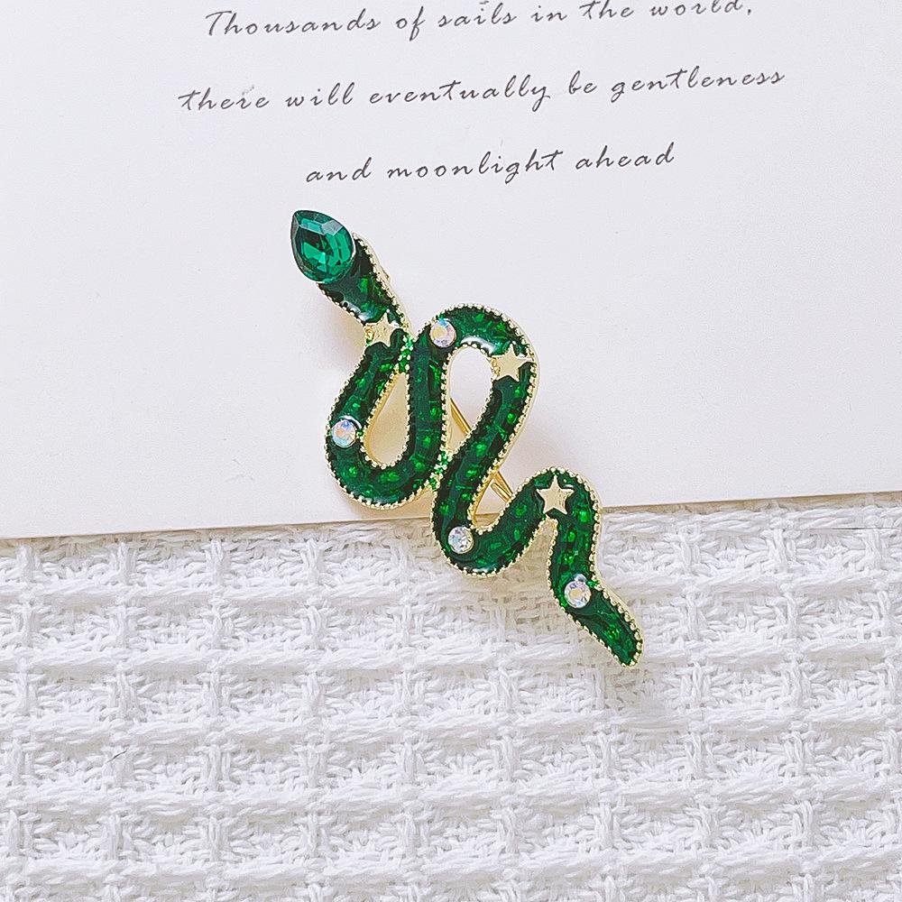 Broche Cobra de Luxo Coração de Cristal Verde Animal do Zodíaco Pins de Lapela para Mulheres Exquisite Broche de Joias para Festa de Lenço Vestido Casaco