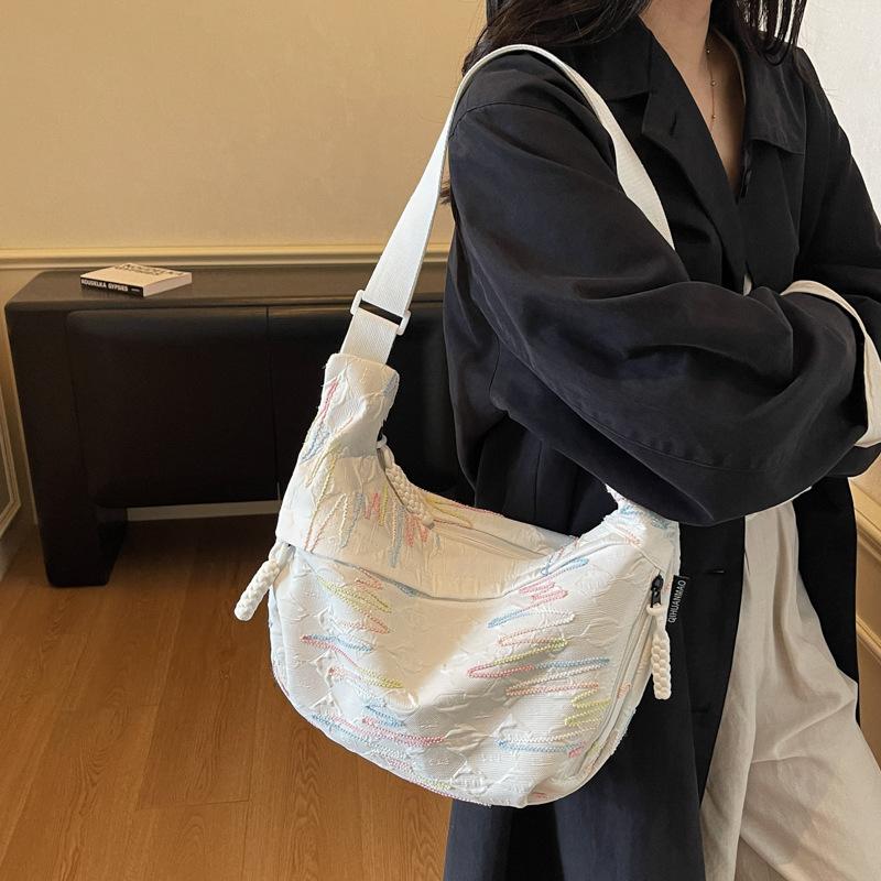 Today's popular large-capacity color thread cloth bags, wide shoulder straps, messenger bags, trendy versatile dumpling bags, women's bags.