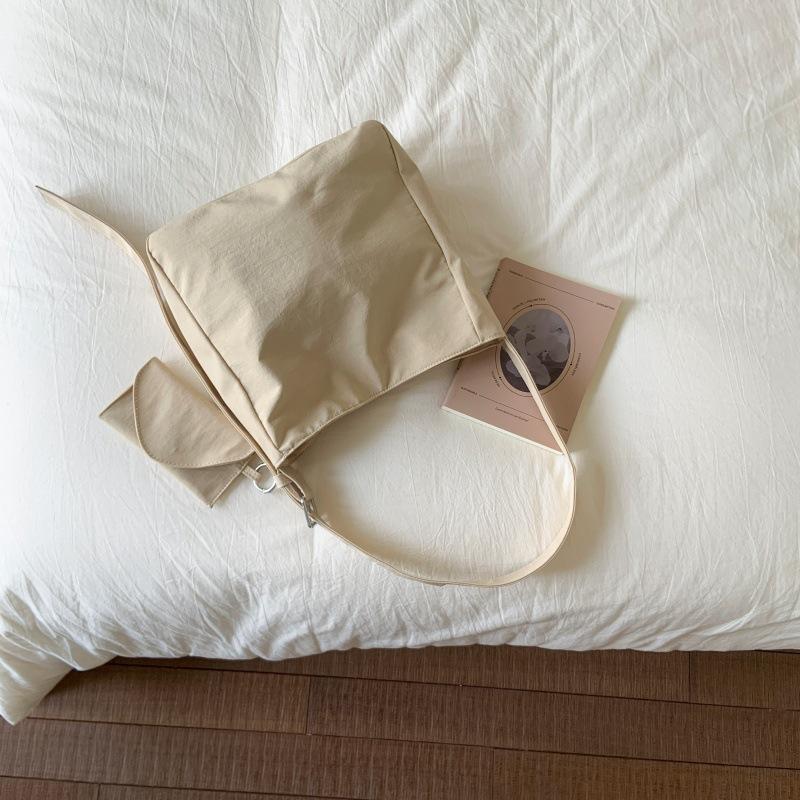 

2025 new large-capacity commuting simple Korean version of casual solid color is popular this year, single shoulder and underarm commuting tote bag