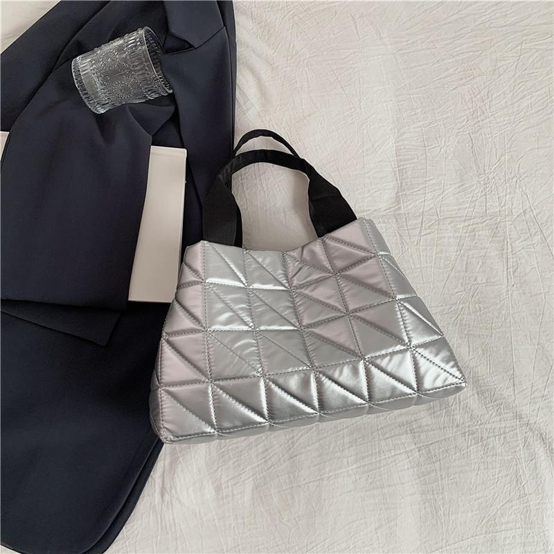 

Trendy Retro Commuter Tote Bag For Women Large Capacity Stylish Shoulder Bag For Everyday Use срібний