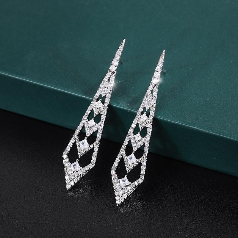 Ювелирные изделия Медное основание Позолоченные Темперамент Женские серьги Ветер Длинные серьги-гвоздики Полностью в бриллиантах