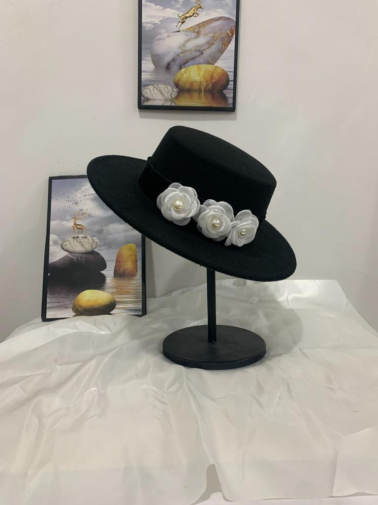 Autumn and Winter New Flat Top Top Top Hat Women's French Light Luxury Thousand Gold Woolen Hat Elegant Pearl Flower Top Hat Self-operated