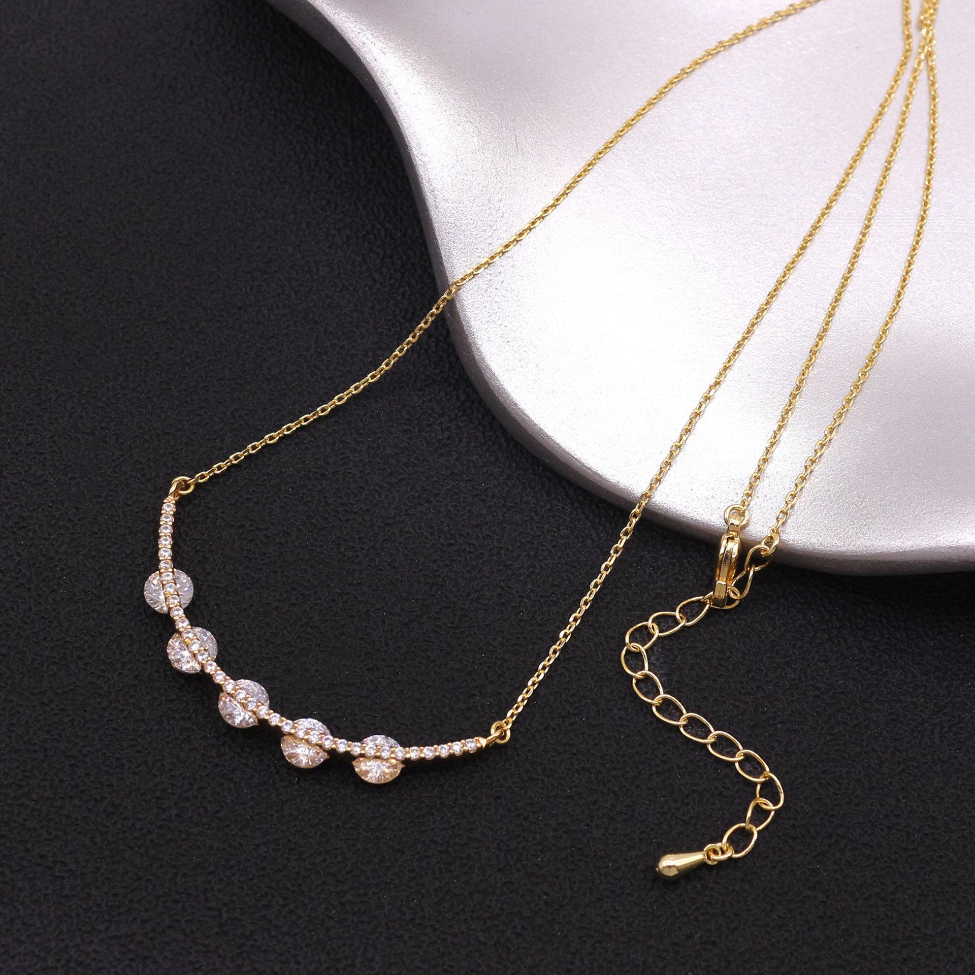 Luxury Diamond-Inlaid Smile Necklace - Elegant Clavicle Chain for Women ожерелья