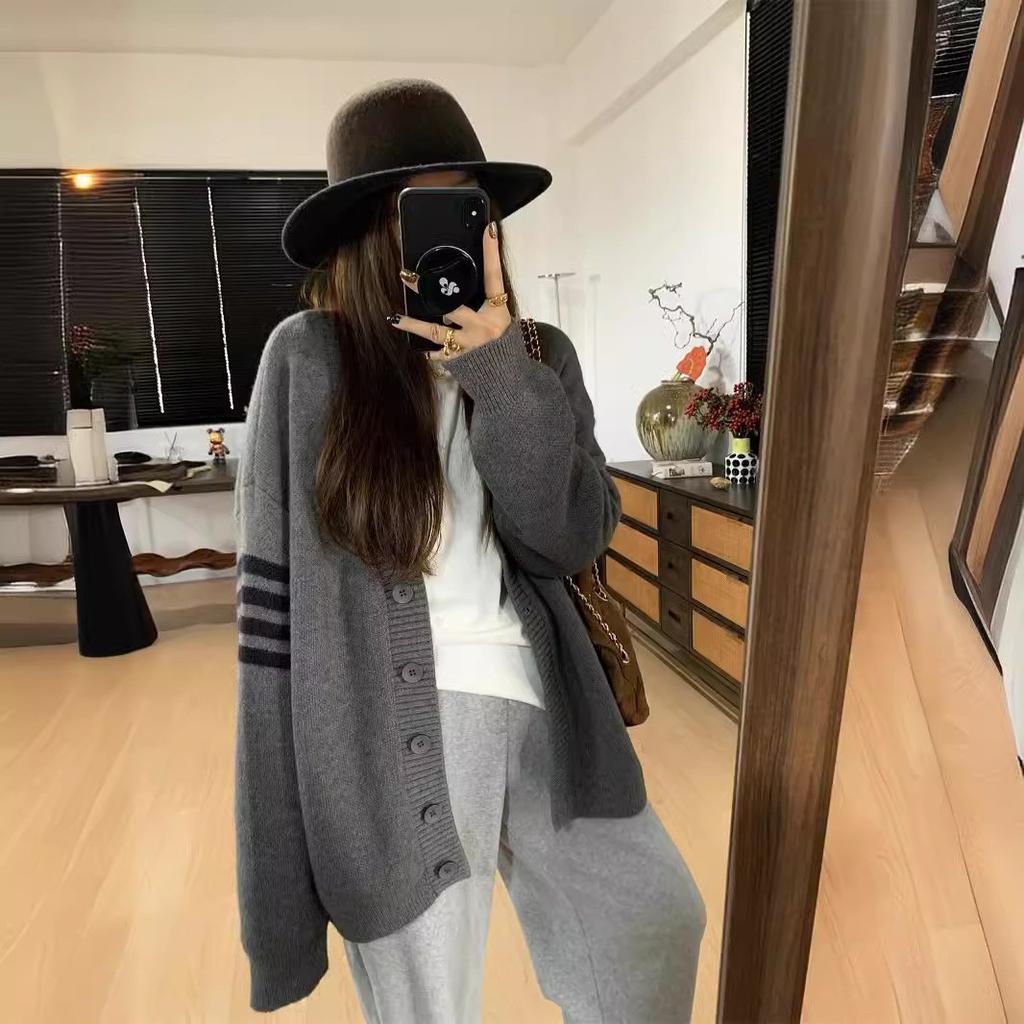2025 autumn and winter new lazy wind loose outer sweater jacket Korean version color matching striped v-neck knitted cardigan women