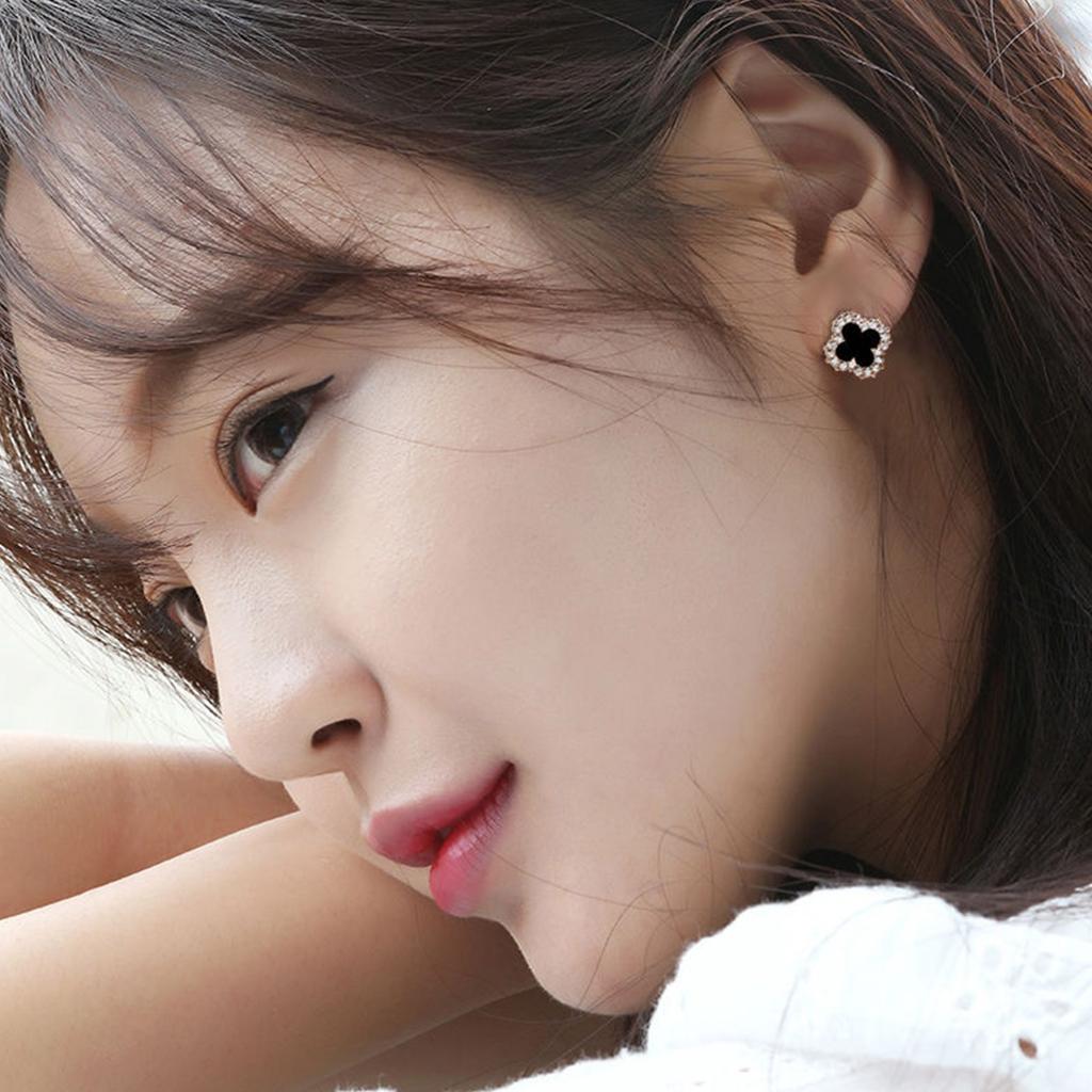 Women's Earrings With Four Leaf  Earrings, Are Compact, And Elegant