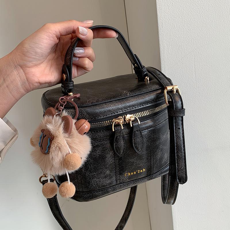 2025 Trend Simple Fashion Retro Maillard Hand Carry Box Bag Versatile Commuter Premium Messenger Women's Bag