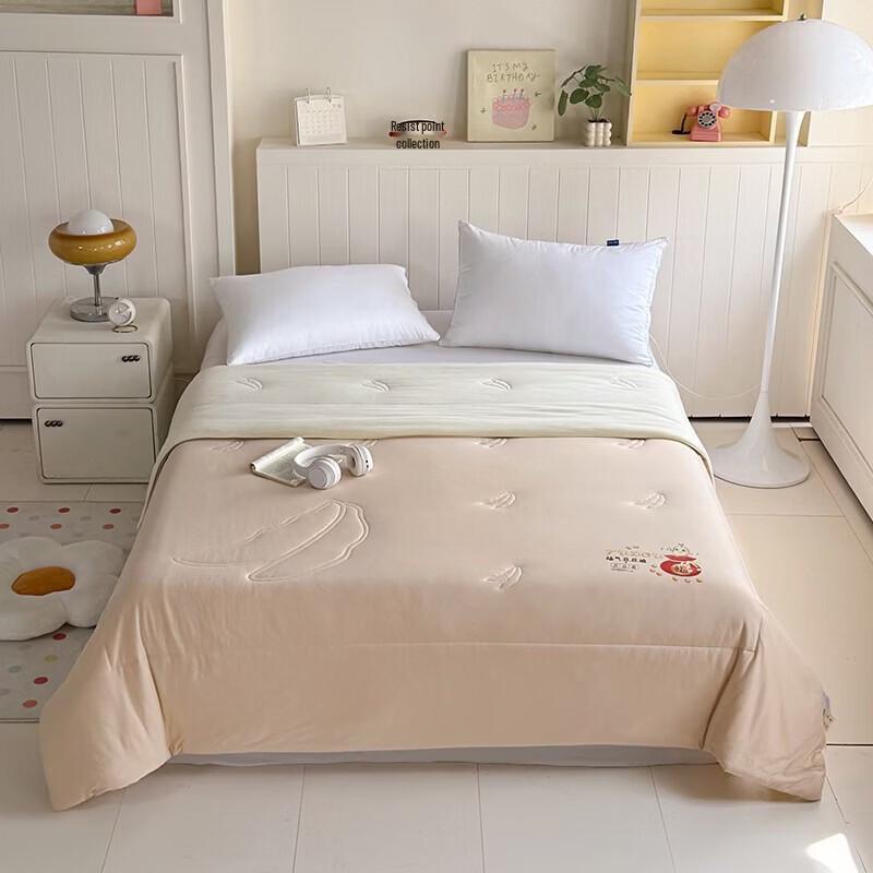 

FIRS Knitted Minky Dot Quilt