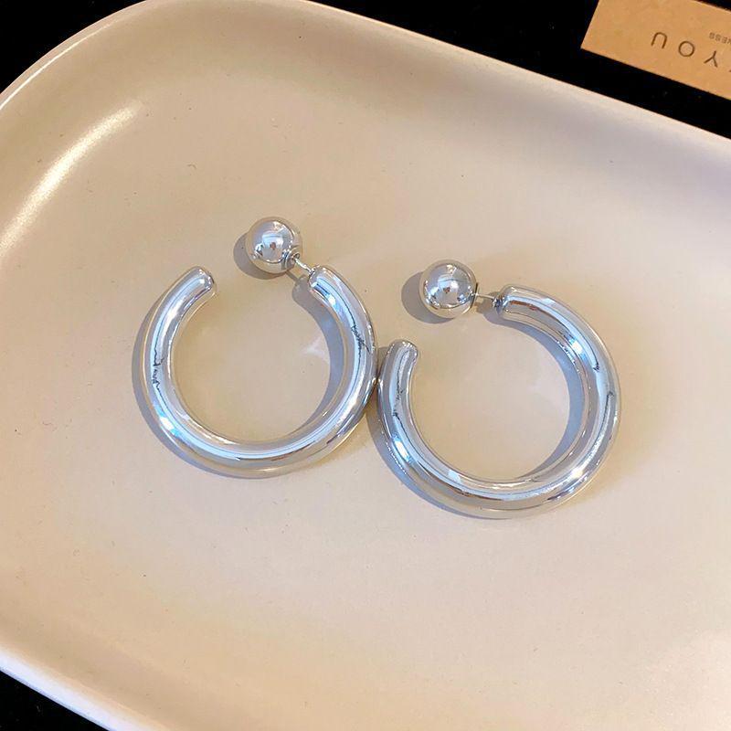 

Серебряные серьги-иглы с бриллиантами геометрической огранки — роскошный, высококлассный дизайн в современном, изысканном стиле