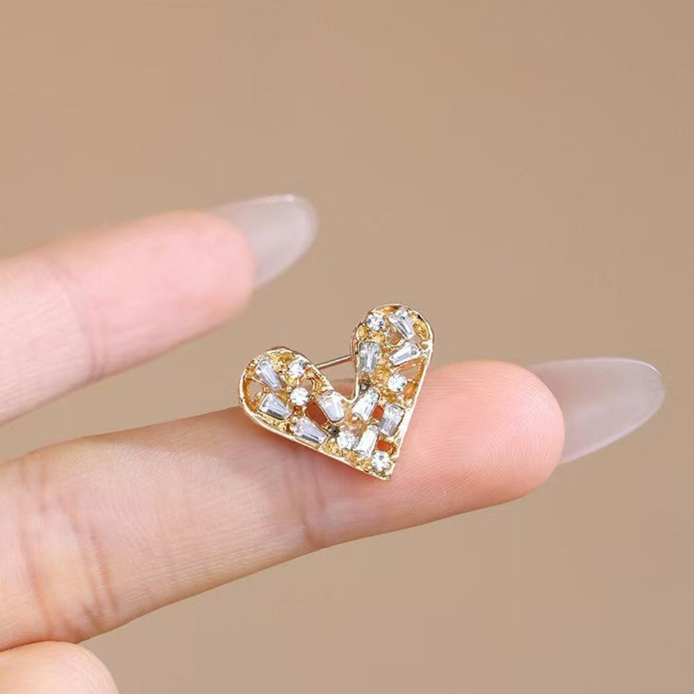 Exquisite Little Sweetheart Gold Illuminated Fashionable Design With Diamond Studded Heart Brooch Eye-catching And Versatile