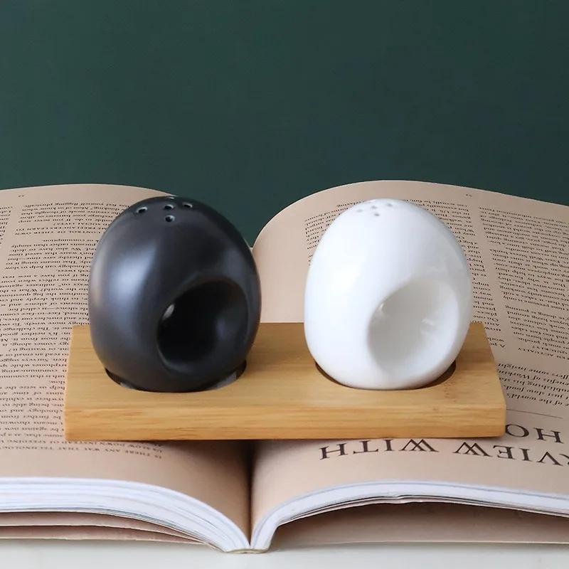 Japanese Simple Black White Ceramic Seasoning Bottle Set Creative Onion Shape Salt Shaker Set Spice Jars Cabinet Decoration