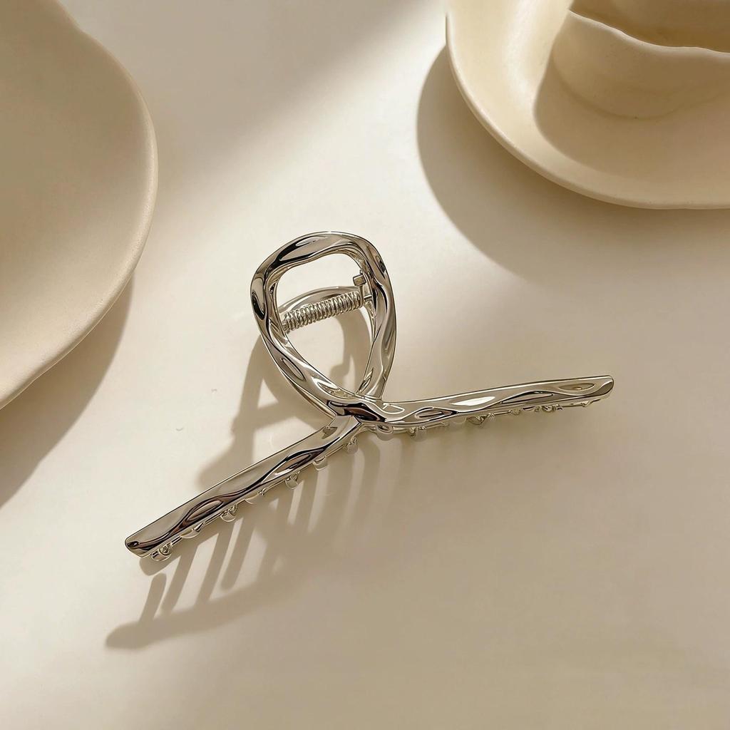 Punk Metal Hair Claw Clip for Thick Liquid Irregular Pattern Barrettes Hair Non-Slip and Stylish Accessory Silver Color Hairpin