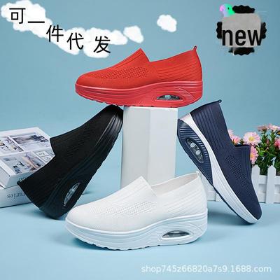 Chaussures de marche à enfiler en maille blanche pour femmes avec semelles épaisses, rembourrées pour plus de confort, dans des tailles plus grandes.