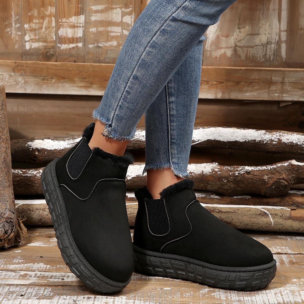 New velvet cotton shoes keep warm and increase height, and women wear large-size snow boots with thick soles.