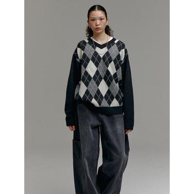 Saendeusaundeu (Unisex) Argyle Pattern V-Neck Sweater Gray