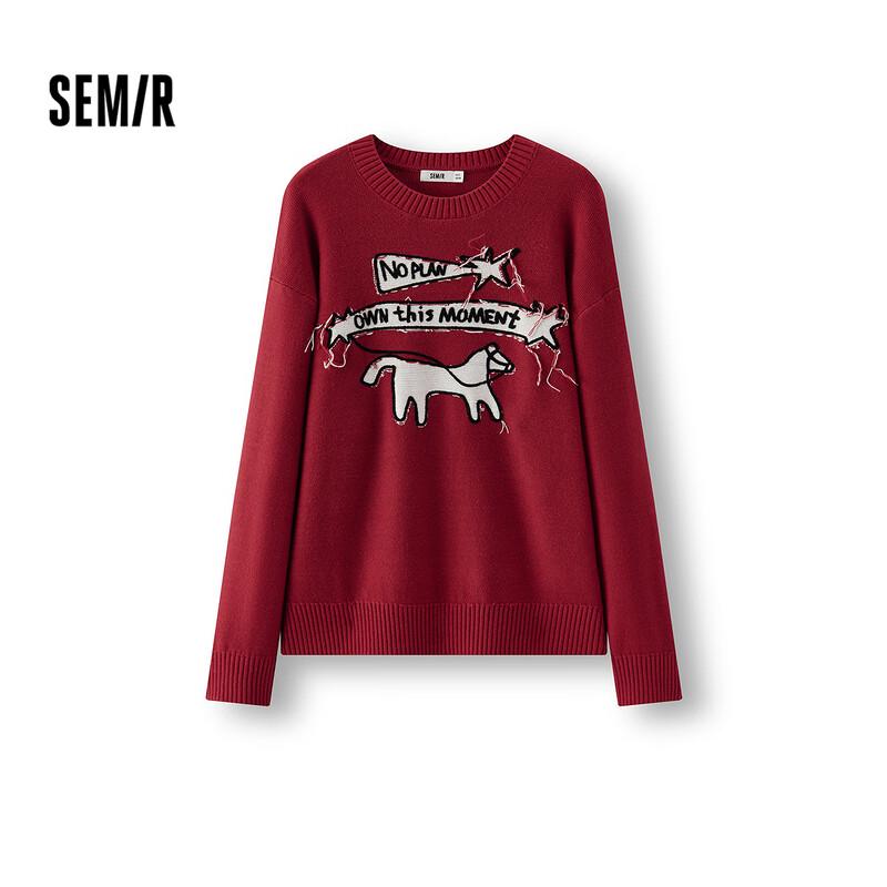 

Мужской свободный трикотажный свитер с жаккардовым узором в виде букв и круглым вырезом горловины S