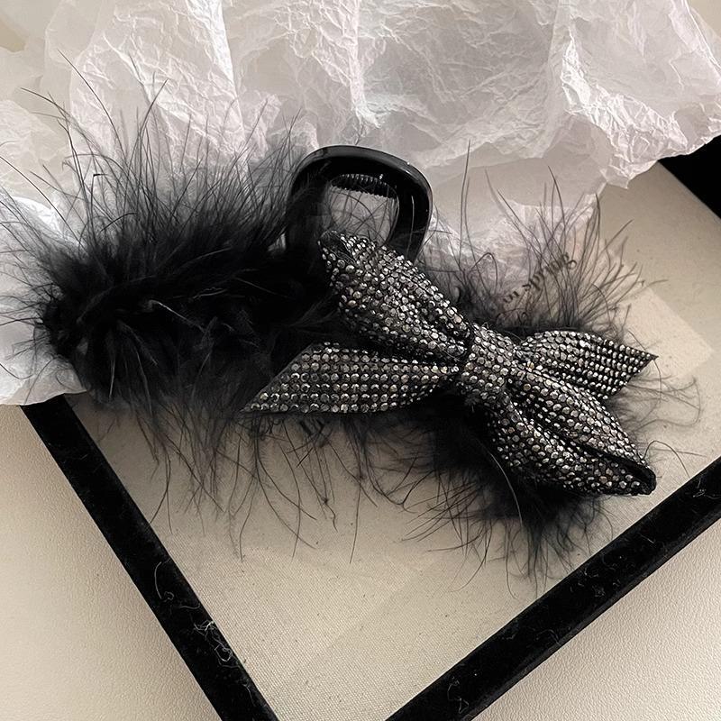 High-Grade Feather and Ostrich Hair Shark Clip for Autumn/Winter - Elegant Ponytail Headdress