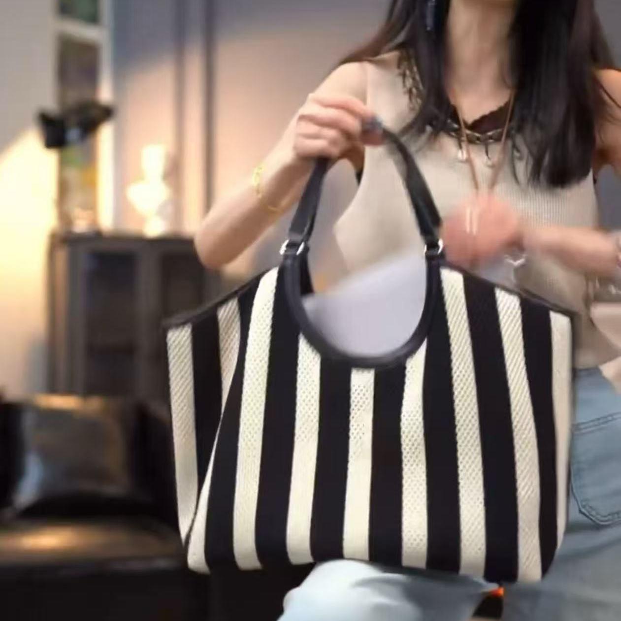 Минималистичная плетеная сумка-тоут в черно-белую полоску 2025 – Женская пляжная сумка из расслабленной соломы Bag + Shoulder Strap