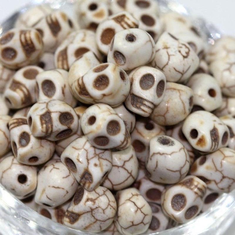 30 Stück weiß-türkis geschnitzte Totenkopf-Howlith-Spacer-lose Perlen