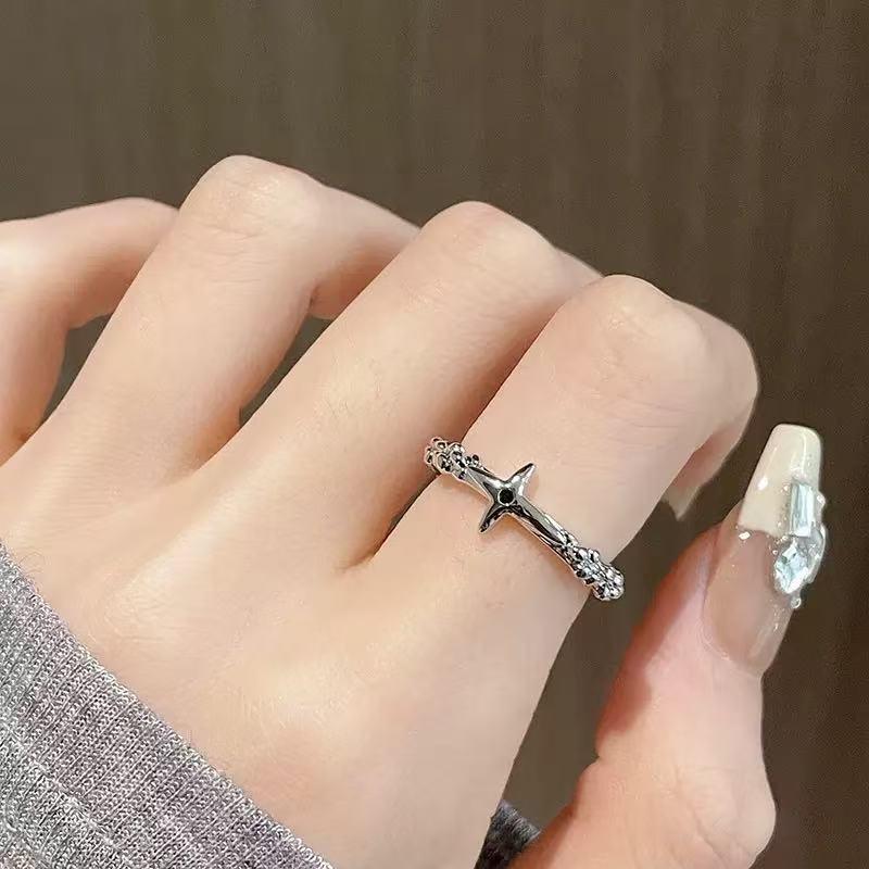 Открытое кольцо в корейском стиле с неровными звездами и крестами - Модный аксессуар унисекс серебряный