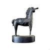Stehende Pferdestatue Modernes geschnitztes Ornament für Kunstliebhaber, Liebhaber klaren Designs,