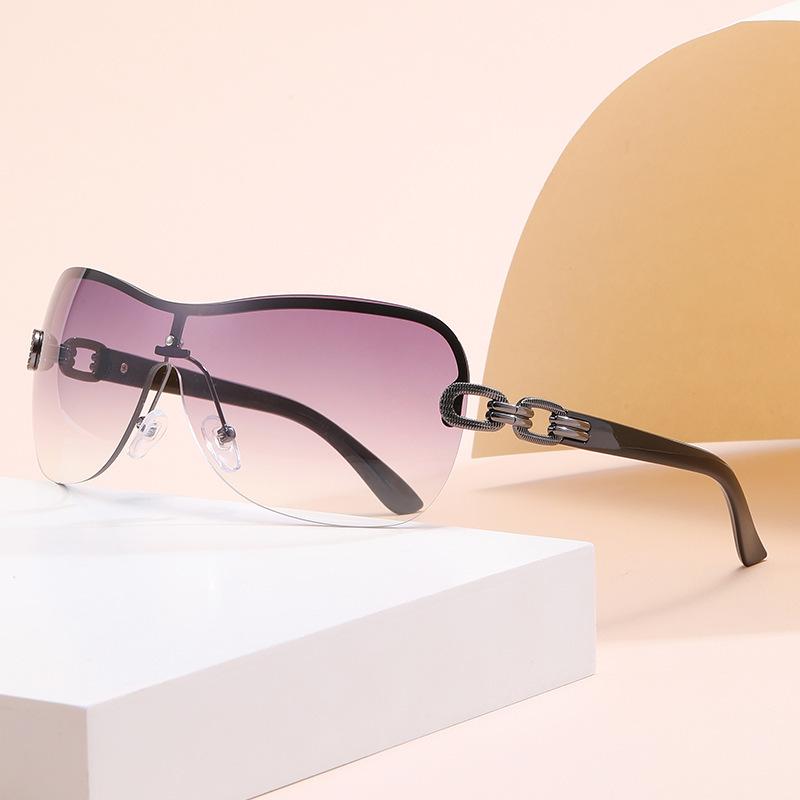Large Retro European & American Women's Sunglasses with UV Protection and Futuristic Design