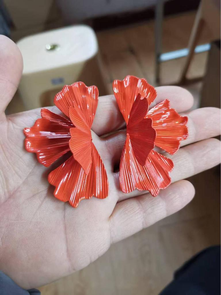 Pendientes Plisados de Hoja de Ginkgo Bohemio: Elegante, Versátil y Llamativo.
