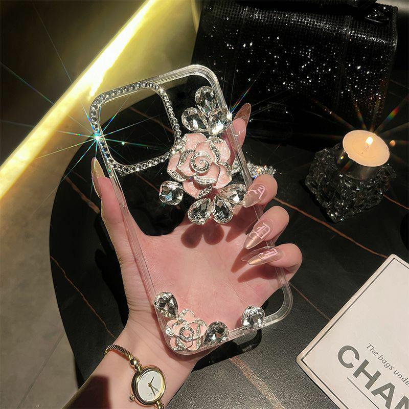Custodia protettiva per iPhone 13/14 con design Camellia Diamond e bracciale per Apple 16 Pro Max