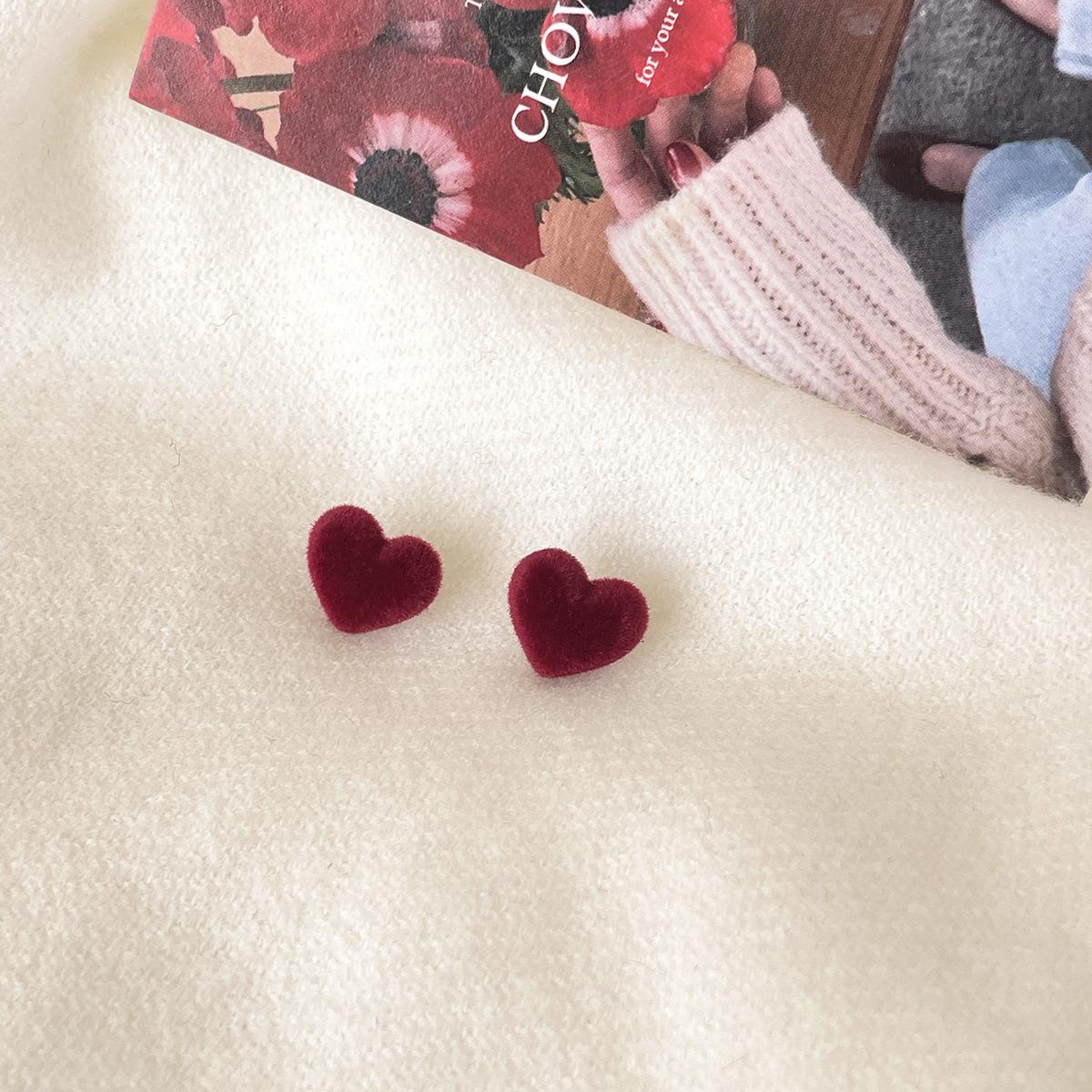 

Hong Kong style retro atmosphere plush love stud earrings women s light luxury niche versatile high-end autumn and winter new earrings copper