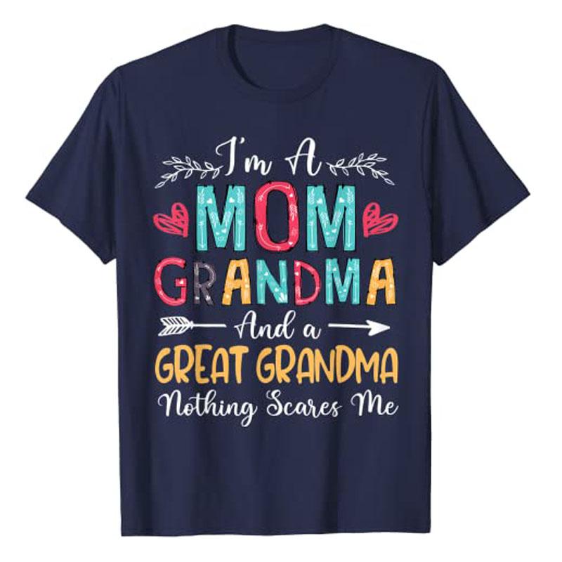 Jsem máma, babička a prababička. Nic mě nevyděsí. Tričko s potiskem písmen a nápisů. Grafické tričko. Topy. Dárky pro maminku ke Dni matek.