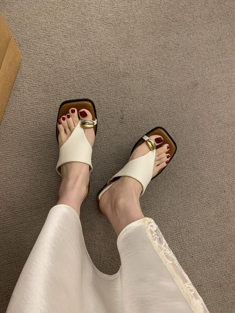 French Retro Metal Buckle Cover Toe Sandals Women's 2025 New Niche Thick-soled One-pedal Beach Shoes Summer Wear