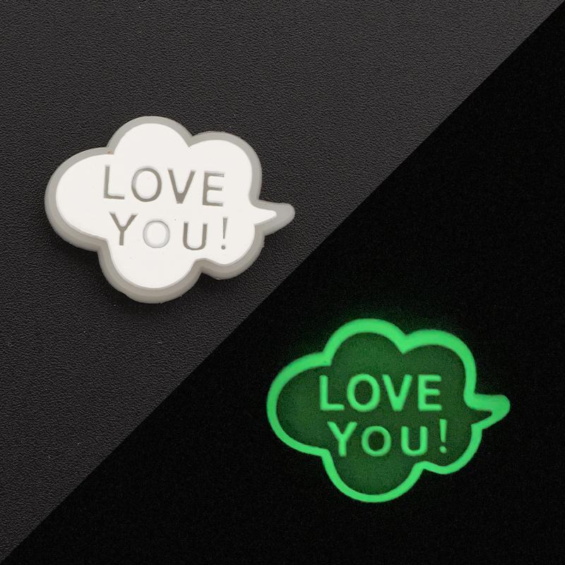 Set Nou de Accesorii Luminoase pentru Pantofi Sandale Tip Croc Decorare Pini Accesorii Pantofi DIY pentru Bărbați Femei Copii Litere Curcubeu Mâncare