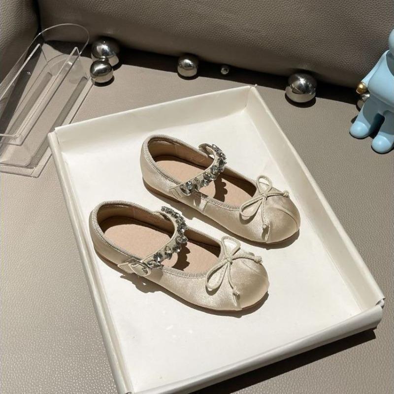 

The Girl Is Wearing Ballet Shoes As Outerwear. These Are New Style Leather Single Shoes. 25 абрикосовый
