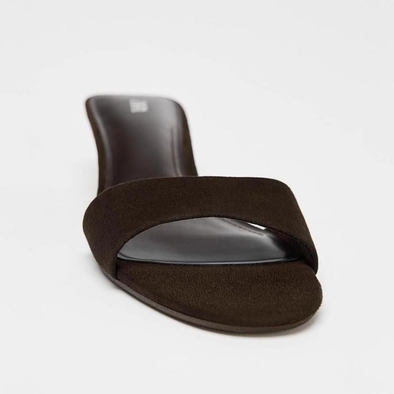 Sommer neue Ein-Wort-Slipper Strandurlaub mit coolen Absätzen im Wind Slipper dicke Absätze Außen-Slipper Damen