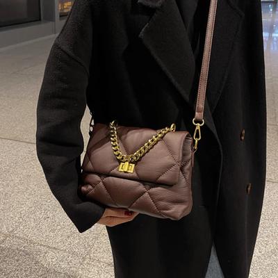 Torebka na ramię z diamentowym krzyżem i miękkim skórzanym łańcuszkiem o dużej pojemności, styl uliczny, tekstura elegancka i prosta