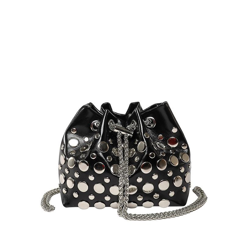Personalized rivet bag women's spring summer new 2025 Korean version fashion niche shoulder bag chain crossbody bucket bag