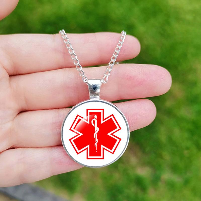 Type 1 Diabetes Halskjeder for Menn og Kvinner, Rødt Medisinsk Varselsymbol, Glass Sykdomsetikett, Høykvalitets Tilbehør