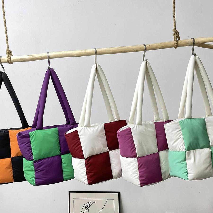 

Модная черно-белая квадратная сумка в шахматную клетку красный