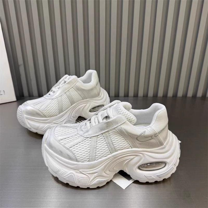 Damskor med tjock sula 2025 populära mångsidiga koreanska versionen små män höjdökning vardagsskor mesh andningsbara mångsidiga damskor