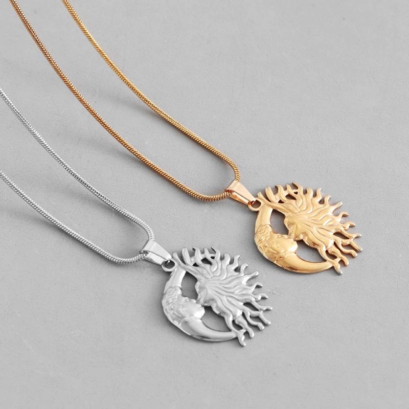 Pendentif Lune Baisée par le Soleil Européen et Américain Collier pour Femme Rétro Populaire Bijoux en Acier Titane