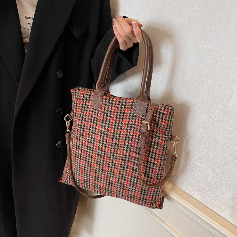 

Клетчатая холщовая сумка женская осень 2025 новая модная трендовая сумка-тоут универсальная большая вместимость на плечо сумка-мессенджер