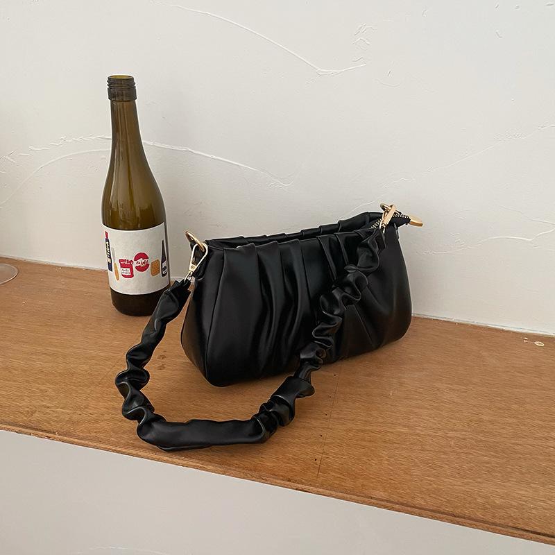 Sommar ny enfärgad mångsidig plisserad moln underarmsväska premium textur nisch axel messenger väska damväska